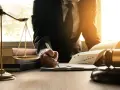 Adwokat z własną kancelarią: Ile realnie zarabia? Przychody i koszty