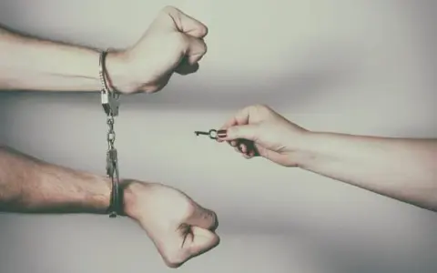 Sąd penitencjarny: Co to jest? Twoja szansa na wcześniejszą wolność