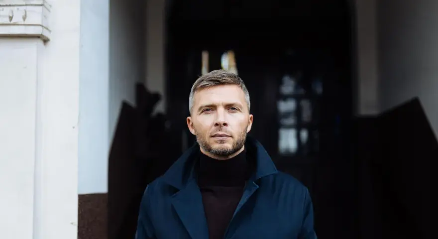 Czy świadek może mieć adwokata? Poznaj swoje prawa i ochronę.