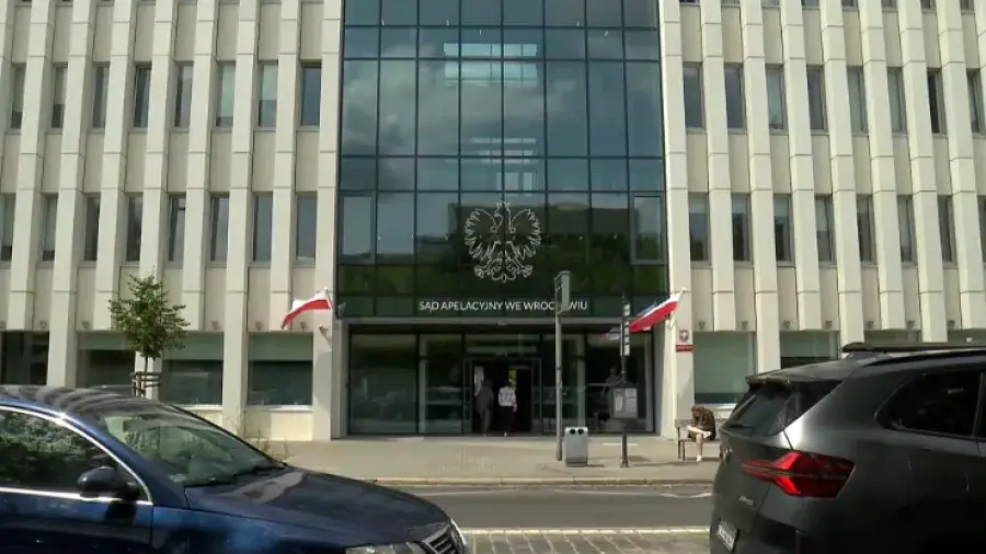 Sąd apelacyjny, budynek sądu, prawnik w sądzie