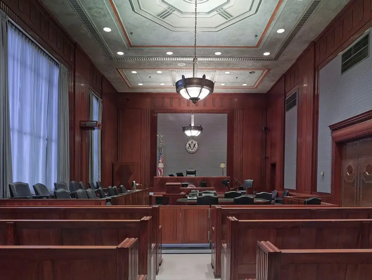 Sala rozpraw, sędzia, prawnicy, przesłuchanie świadka