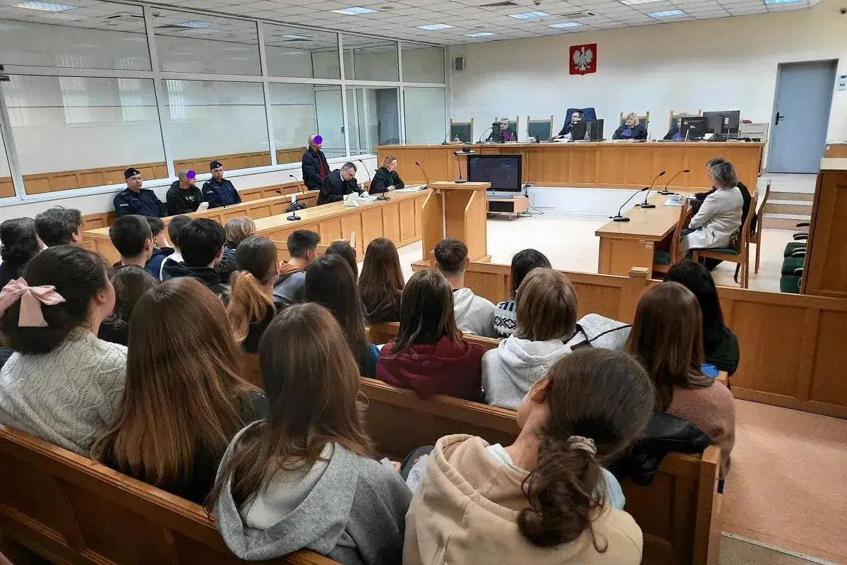 Sądowa sala rozpraw z sędziami i prawnikami